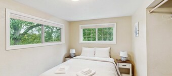 Full duplex with patio/deck, mountain views, washer/dryer, dogs allowed