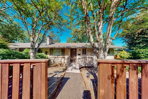 Full duplex with patio-deck, mountain views, washer&dryer, dogs allowed