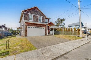 Exterior - Charming coastal home close to the beach with a fireplace, yard, & W/D (Seaside)