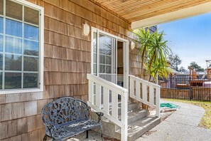 Terrace/patio - Charming coastal home close to the beach with a fireplace, yard, & W/D (Seaside)
