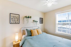 3 bedrooms, WiFi, bed sheets - Charming coastal home close to the beach with a fireplace, yard, & W/D (Seaside)