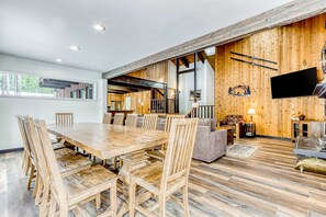 Dining - Forest retreat with a hot tub and bikes - pool access & minutes from the village (Sunriver)