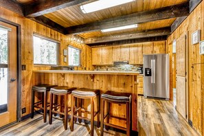 Fridge, microwave, oven, stovetop - Forest retreat with a hot tub and bikes - pool access & minutes from the village (Sunriver)