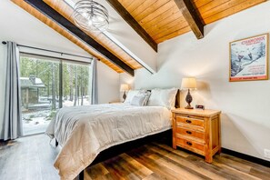 4 bedrooms, iron/ironing board, WiFi, bed sheets - Forest retreat with a hot tub and bikes - pool access & minutes from the village (Sunriver)