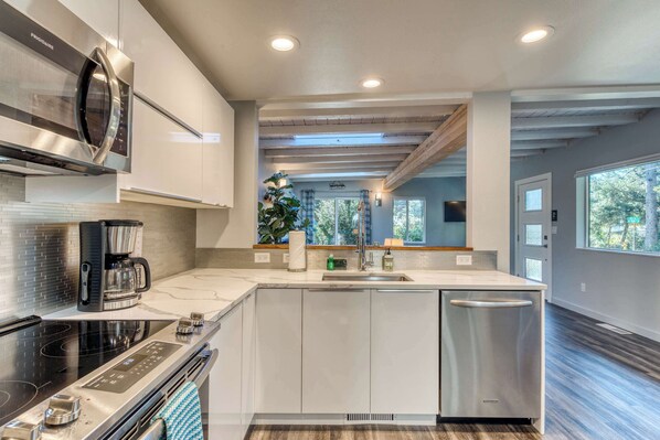 Fridge, microwave, oven, stovetop - Stunning new home with furnished deck & easy beach access (Florence)