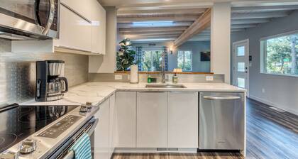 Stunning new home with furnished deck & easy beach access