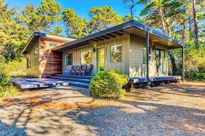 Exterior - Stunning new home with furnished deck & easy beach access (Florence)