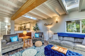 TV, DVD player, stereo - Stunning new home with furnished deck & easy beach access (Florence)