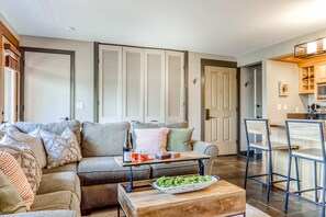 TV, fireplace, offices - Beautiful Bend home with shared pools & hot tubs & free WiFi - close to hikes (Bend)