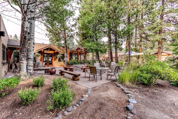 Outdoor dining - Beautiful Bend home with shared pools & hot tubs & free WiFi - close to hikes (Bend)