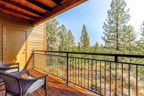 Property grounds - Beautiful Bend home with shared pools & hot tubs & free WiFi - close to hikes (Bend)