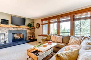 TV, fireplace, offices - Beautiful Bend home with shared pools & hot tubs & free WiFi - close to hikes (Bend)