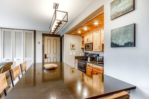 Fridge, microwave, oven, stovetop - Beautiful Bend home with shared pools & hot tubs & free WiFi - close to hikes (Bend)