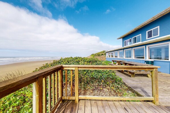 Outdoor dining - Oceanfront Home with Ocean View, High-Speed WiFi, washer&dryer, & Gas Fireplace (Waldport)