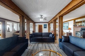 TV, DVD player, offices - Oceanfront Home with Ocean View, High-Speed WiFi, washer&dryer, & Gas Fireplace (Waldport)