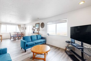 TV, DVD player, offices - Oceanfront Home with Ocean View, High-Speed WiFi, washer&dryer, & Gas Fireplace (Waldport)