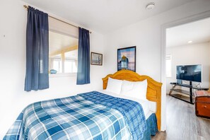 5 bedrooms, iron/ironing board, WiFi, bed sheets - Oceanfront Home with Ocean View, High-Speed WiFi, washer&dryer, & Gas Fireplace (Waldport)