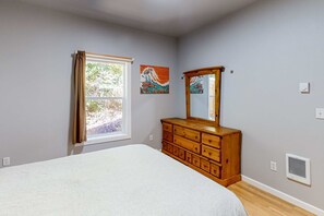 2 habitaciones, escritorio, internet y ropa de cama 