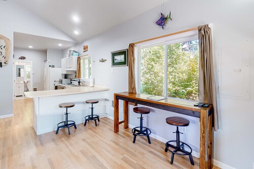 Private, quiet, dog-friendly home with firepit, quarter mile from Heceta Beach