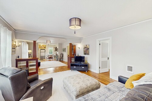 Cozy, vintage home in Eugene located in quiet & eclectic neighborhood close to downtown.