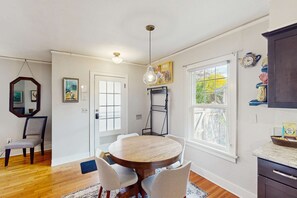 Dining - Cozy, vintage home in Eugene located in quiet & eclectic neighborhood close to downtown. (Eugene)