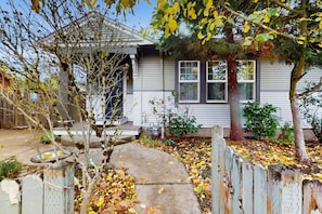 Exterior - Cozy, vintage home in Eugene located in quiet & eclectic neighborhood close to downtown. (Eugene)