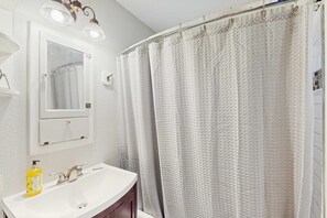 Shower, hair dryer, towels - Cozy, vintage home in Eugene located in quiet & eclectic neighborhood close to downtown. (Eugene)