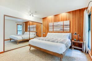 2 bedrooms, iron/ironing board, travel cot, WiFi - Dog-friendly home with grill, deck, firepit, balcony, & mountain view (Black Butte Ranch)