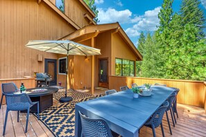 Outdoor dining - Dog-friendly home with grill, deck, firepit, balcony, & mountain view (Black Butte Ranch)