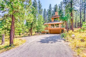 Exterior - Dog-friendly home with grill, deck, firepit, balcony, & mountain view (Black Butte Ranch)