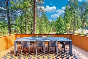 Outdoor dining - Dog-friendly home with grill, deck, firepit, balcony, & mountain view (Black Butte Ranch)