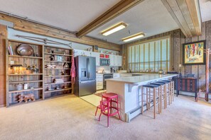 Fridge, microwave, oven, stovetop - Spacious, historic lodge with game room, pool, & fireplace - close to Skibowl (Government Camp)