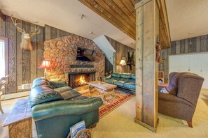 TV, fireplace, DVD player, table football - Spacious, historic lodge with game room, pool, & fireplace - close to Skibowl (Government Camp)