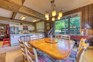 Dining - Spacious, historic lodge with game room, pool, & fireplace - close to Skibowl (Government Camp)