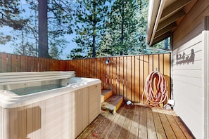 Outdoor spa tub - Spacious home with fireplace, private hot tub, AC, & SHARC passes (Sunriver)