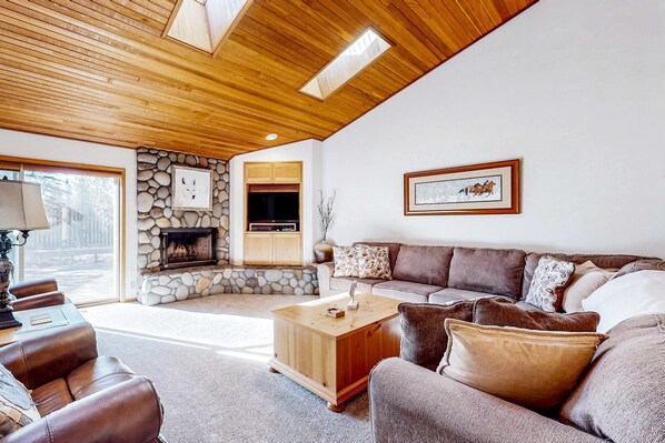 TV, fireplace - Spacious home with fireplace, private hot tub, AC, & SHARC passes (Sunriver)