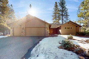 Exterior - Spacious home with fireplace, private hot tub, AC, & SHARC passes (Sunriver)