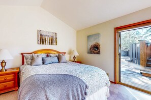 4 bedrooms, iron/ironing board, WiFi, bed sheets - Spacious home with fireplace, private hot tub, AC, & SHARC passes (Sunriver)