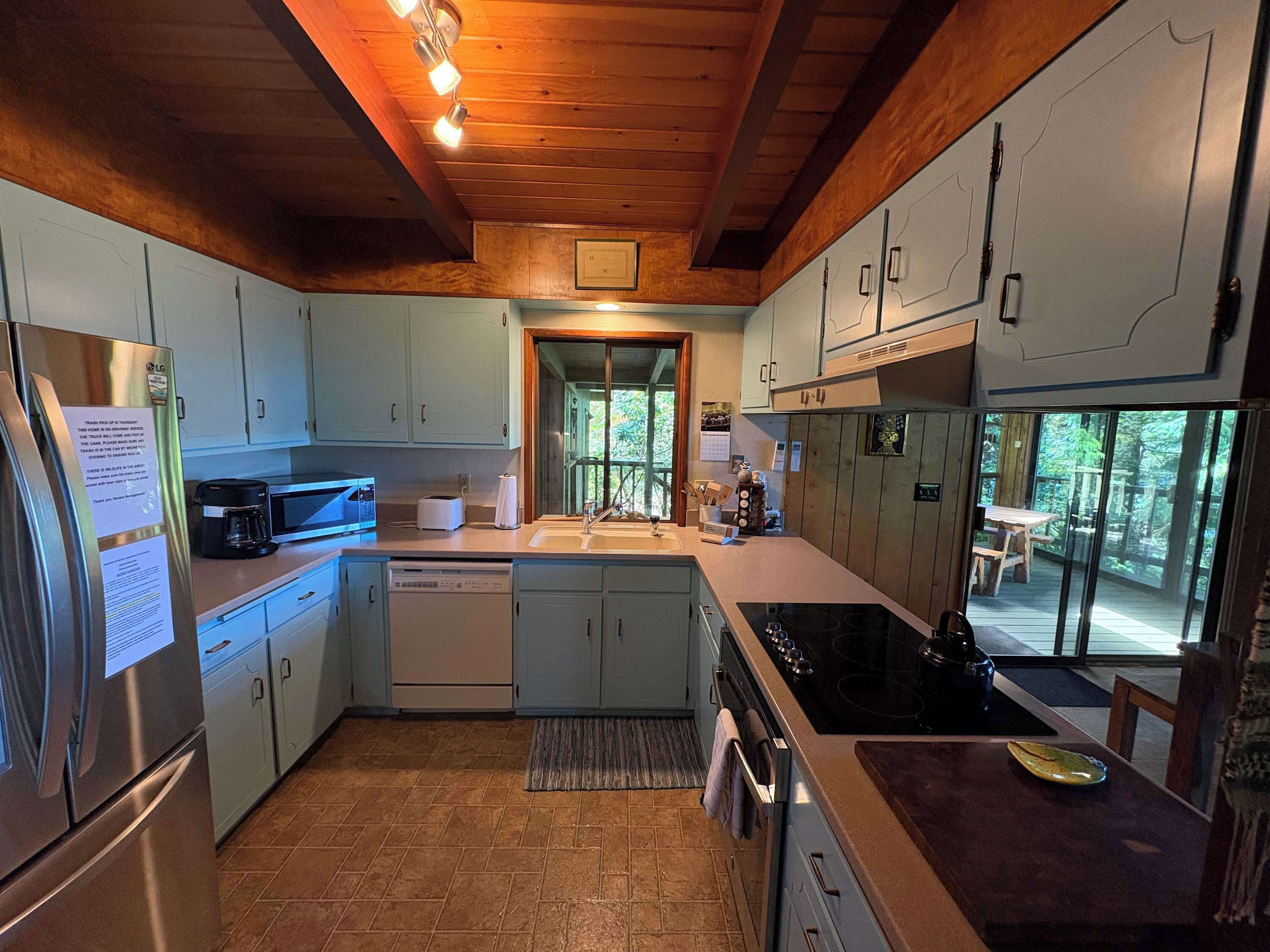 Una cocina moderna con electrodomésticos de acero inoxidable, lavavajillas y una isla grande con pileta.