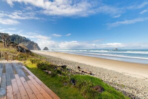 On the beach - Oceanfront, dog-friendly gem with Castle Rock view, hot tub & beach access (Arch Cape)
