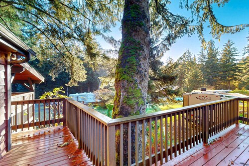 Dog-friendly cabin with hot tub & great deck - near Whaleshead Beach
