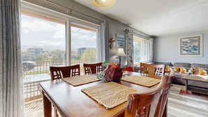 Ein Essbereich mit Holztisch, Stühlen und Blick ins Freie.