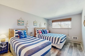 2 bedrooms, iron/ironing board, travel cot, WiFi - Dog-friendly condo by the beach & close to downtown with river views (Seaside)