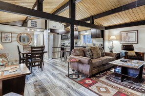 TV, fireplace, DVD player - Remodeled home with hot tub, SHARC passes, & close to Sunriver Village - dogs OK (Sunriver)