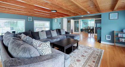 Coastal beach retreat with deck, grill, fireplace, washer&dryer, and free WiFi