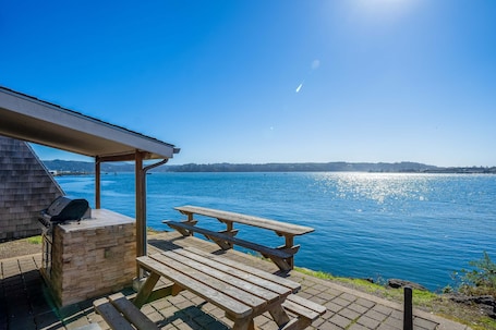 Restaurante al aire libre. Oceanfront studio - harbor views, shared sauna & dog-friendly