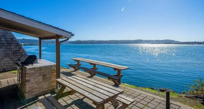 Oceanfront studio - harbor views, shared sauna & dog-friendly
