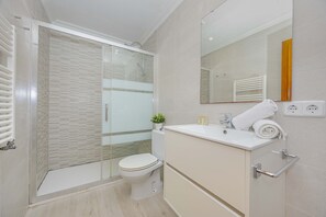 Shower, hair dryer, bidet, towels - Villa Luis Vives with private pool and mountain views in Pollensa, Mallorca (Pollensa)