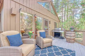 Terrace/patio - Home near Deschutes River, WiFi, & private hot tub - dogs ok (Sunriver)