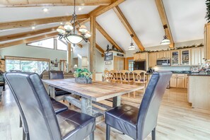 Dining - Home near Deschutes River, WiFi, & private hot tub - dogs ok (Sunriver)
